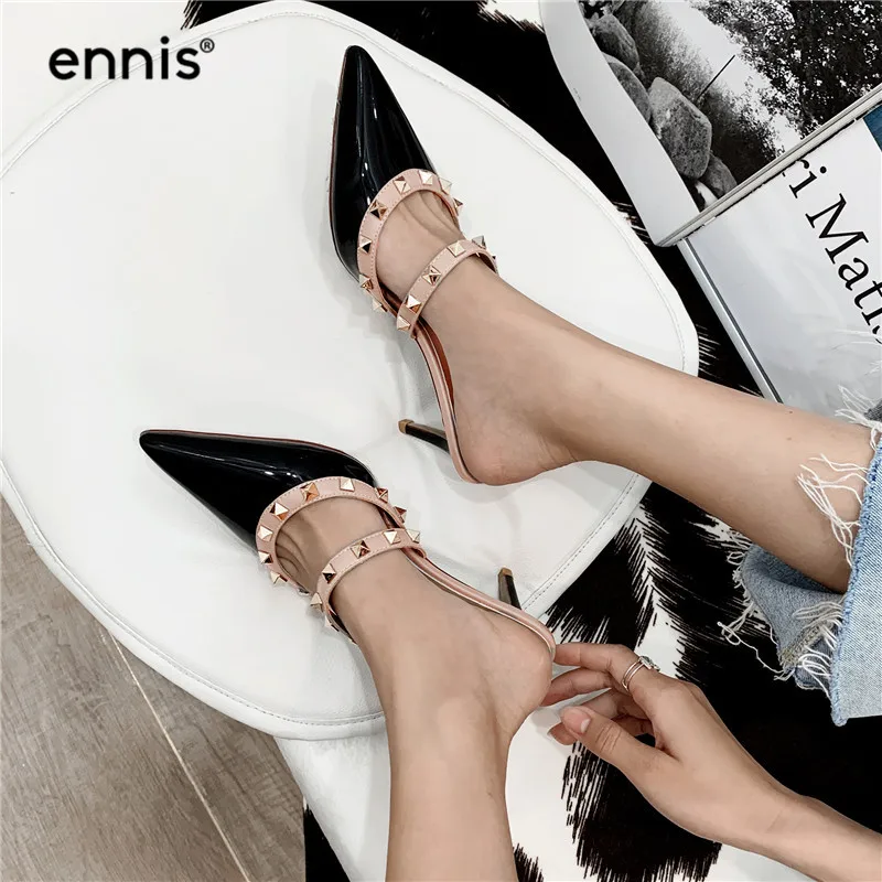ENNIS/ г.; женские туфли-лодочки; шлепанцы с острым носком; Шлепанцы из лакированной кожи с заклепками на шпильках; модные дизайнерские туфли без задника на высоком каблуке; M984
