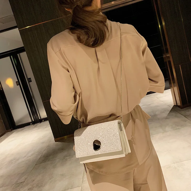 

2019 European and American Fashion Spring New Type Lock Restoration Simple Fashion Single Shoulder Slant Small Square Bag