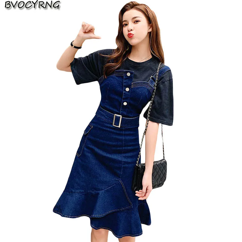 Женское джинсовое платье на бретельках синее облегающее короткое с оборками