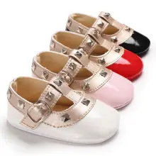 Обувь для маленьких девочек 0-18 месяцев; обувь для новорожденных мальчиков и девочек с мягкой подошвой из искусственной кожи с заклепками; нескользящая обувь для малышей