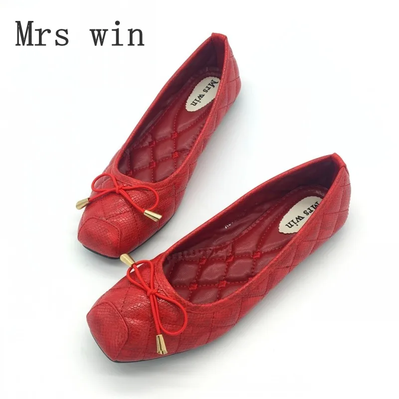 red square toe ballet flats
