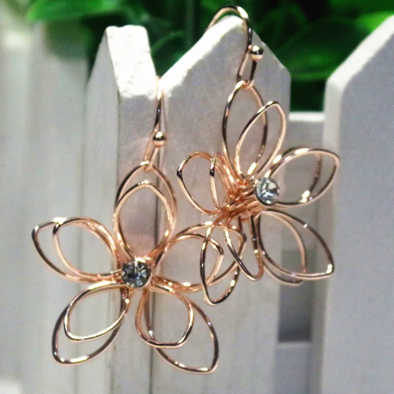 

Japanese Korean version of the simple hollow flower metal temperament flower earrings ear hook earrings earrings
