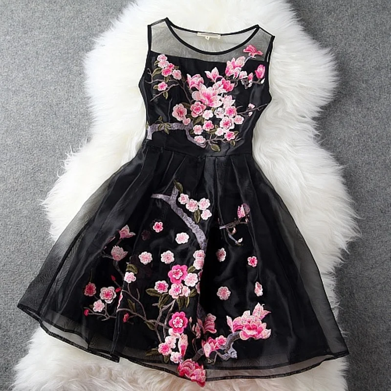 черное платье в цветочек. букет бургунди. свадебное платье с красными розами. букет блэк баккара интернет.