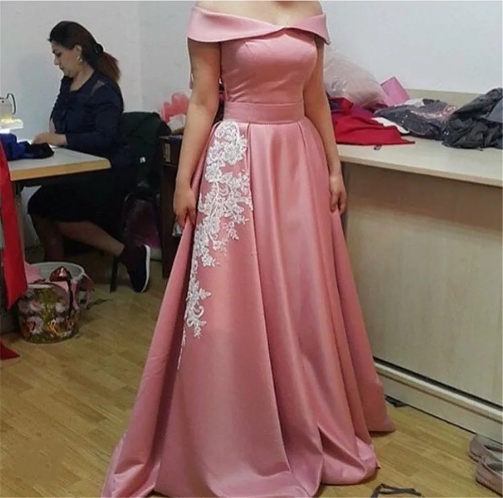 

New Blush Pink Satin Bridesmaid Dresses With Lace A Line Boat Neck Long Women Wedding Party Dress Cheap Maid Of Honor Gowns