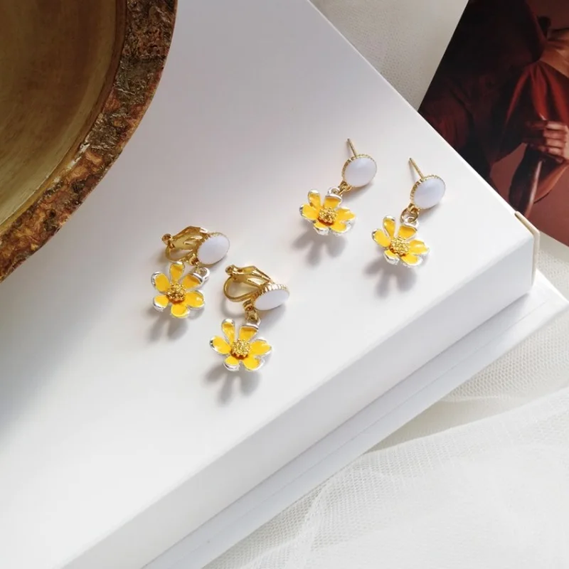 

Korean Creative Aesthetic Metal Drop Oil Floral Earrings Fashion Personality Small Jewelry Women Girl's Accessories Ear Clip