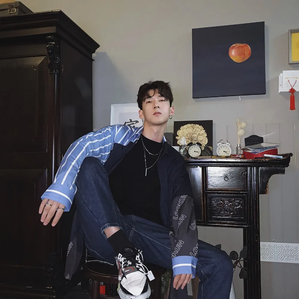 

The Korean version of the trend color matching design long-sleeve shirt 2019 Original loose individual character menswear