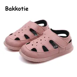 Bakkotie новые летние для девочек розовые Модные Симпатичные мягкие сандалии для мальчиков черный Ажурные босоножки дети из искусственной