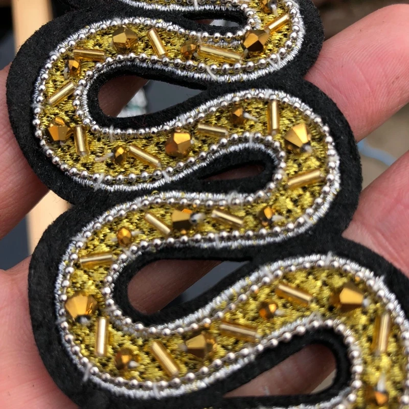 брошь со змеей. брошь в виде змеи. брошь чаша гигеи из бисера. змея в магазине. брошь чаша со змеей из бисера.