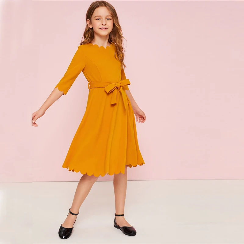 SHEIN Kiddie/однотонное праздничное платье с зубчатым подолом для девочек с поясом, г., летние детские платья с высокой талией, милое ТРАПЕЦИЕВИДНОЕ расклешенное платье до колена