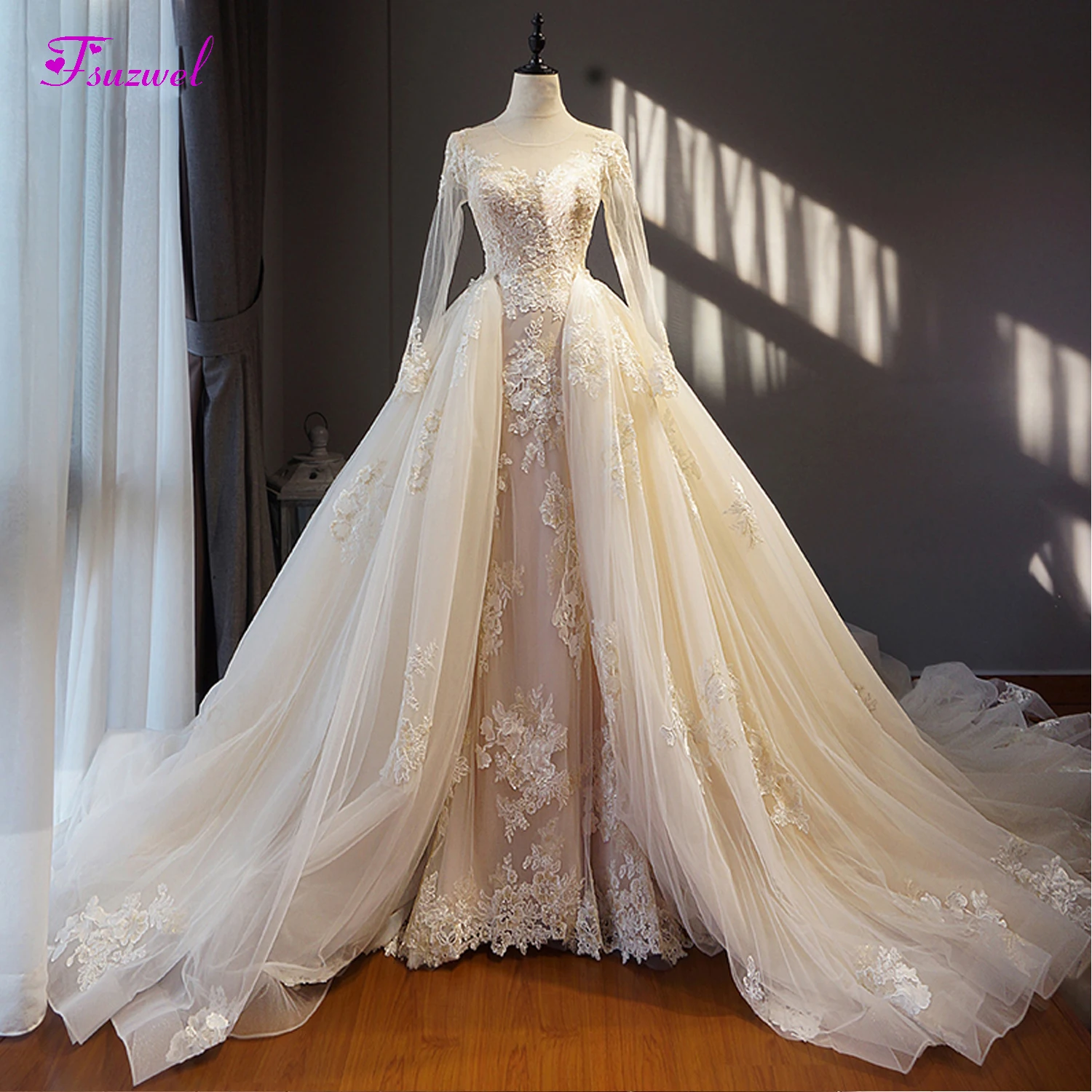 

Fsuzwel Sexy Scoop Neck Lace Up Detachable Train Wedding Dress 2019 Appliques Long Sleeve Vintage Wedding Gown Vestido de Noiva