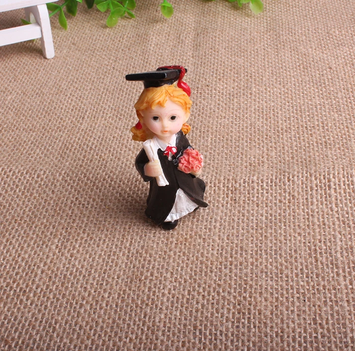 

Resin Craft graduation figure girl statues souvenir gift for kids