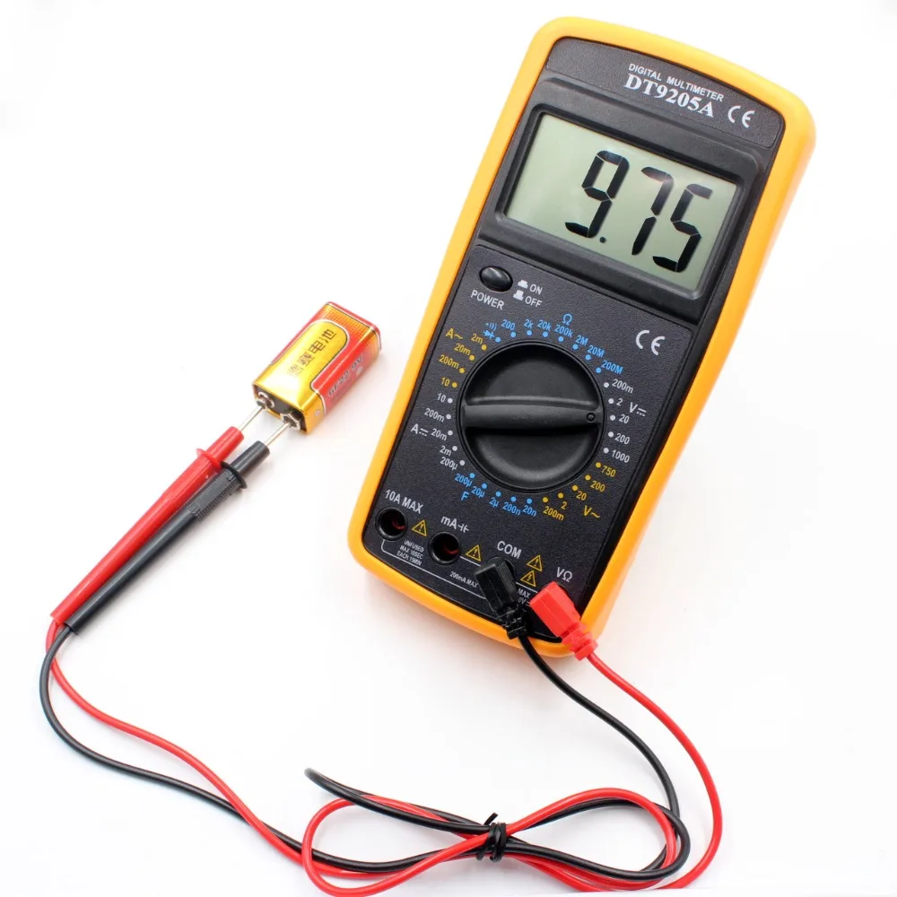Мультиметр измерение напряжения 12 вольт. Как измерять цифровым мультиметром. Мультиметр dt 832 замер напряжения. Мультиметр обозначение переменного напряжения. Прозвонка конденсатора мультиметром.