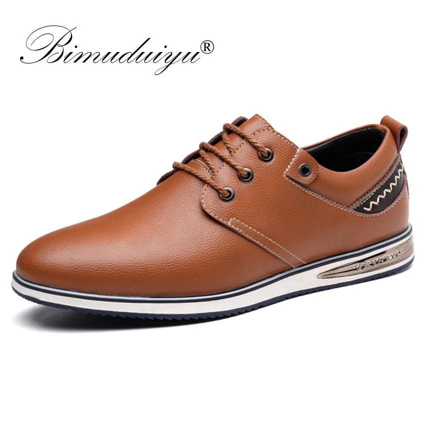 melhor BIMUDUIYU Novos Homens Da Moda Casuais Sapatos de Couro Genuíno Apartamentos Dos Homens de Couro Marrom Preto Macio Conforto Respirável Sapatos de Negócios