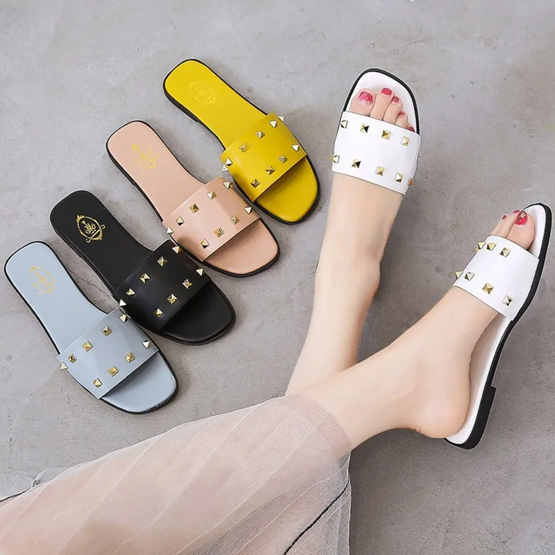 

2019 New Fashion Women Slippers Rivets Slipper Woman Slides White Flat Slipper Ladies Slide Black Flip Flops zapatos mujer E872