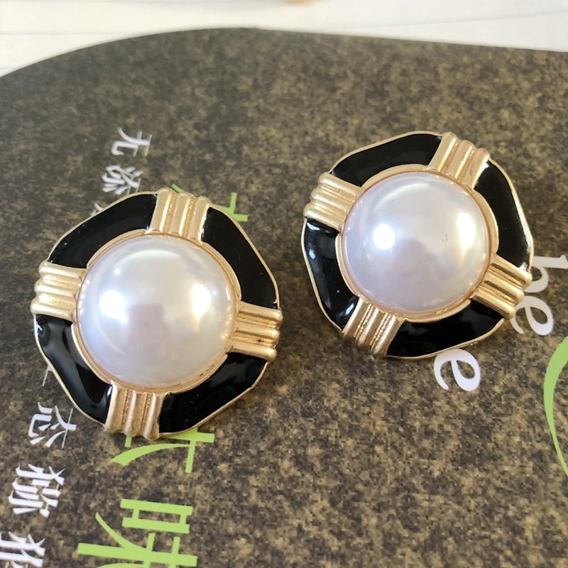 

Free Shipping Square Pearl Black Enamel Earring Stud