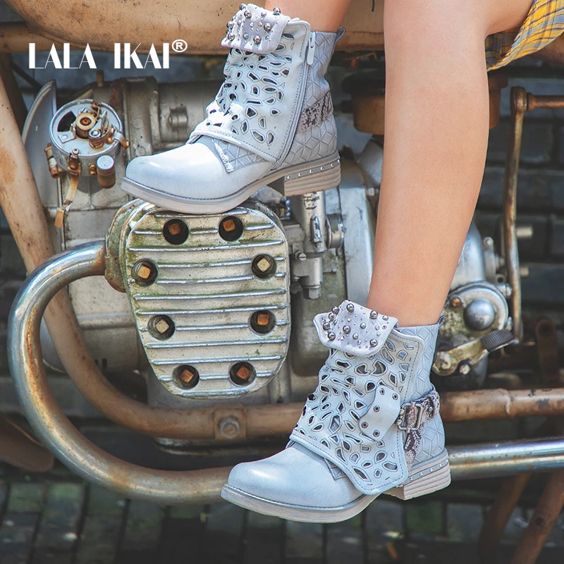 Meilleur LALA IKAI Femmes PU En Cuir Cheville Bottes Western Style Chaîne De Velours Perle Creux Zipper Med Talon Plate Forme Bottes D hiver 900A2164 5