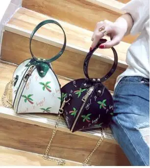

2017 spring and summer new rivets triangle dumplings printed shoulder bag