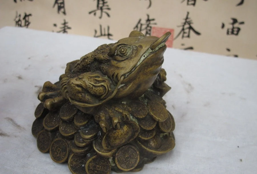 

China FengShui bronze Copper Lucky Money Gold toad Family Attract Wealth Statue a(5.19)