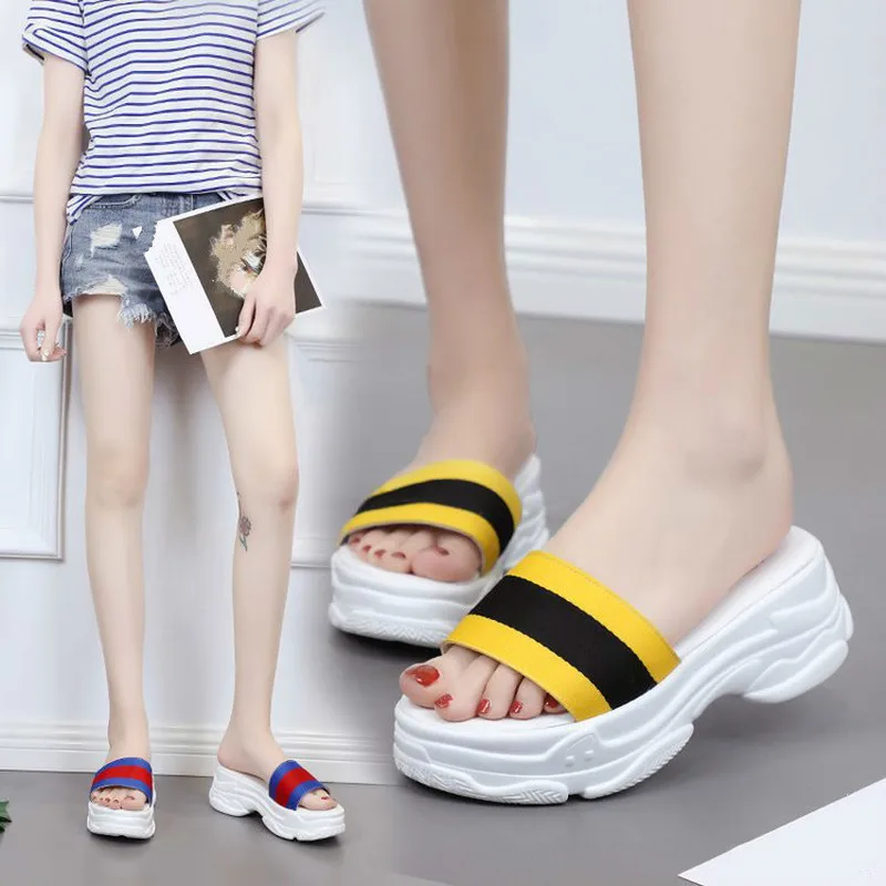 

Summer new flat bottom pine cake and thick bottom female cool slippers, light and non-skid female shoe student shoes