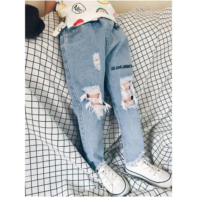 calça de criança rasgada