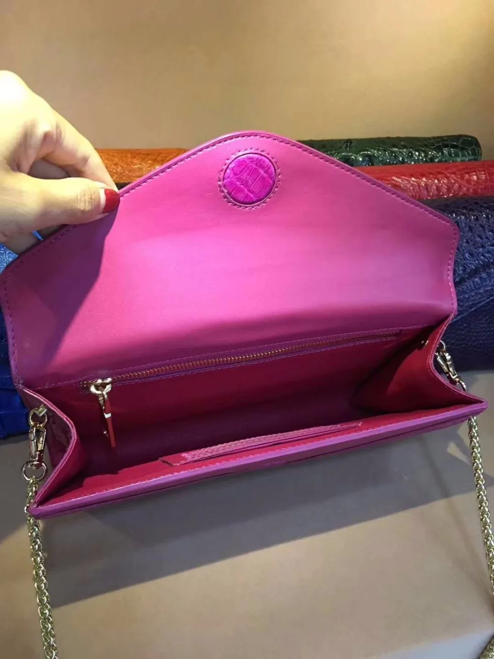 Рисунок 6 - Кошельки и кошелек из крокодиловой кожи