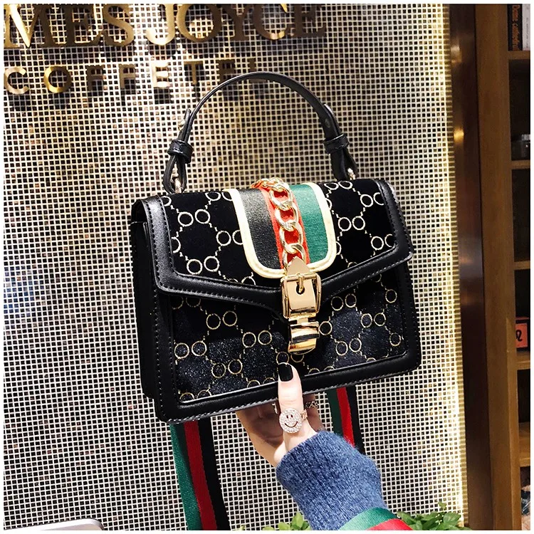

Designer Women's Bag Rivet Chain Messenger Shoulder Bags Female Skull Clutch Famous Brand 2019 Luxury Handbag Women Bag
