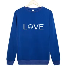 A flat-collared sweatshirt popular in the streets and worn by both men and women