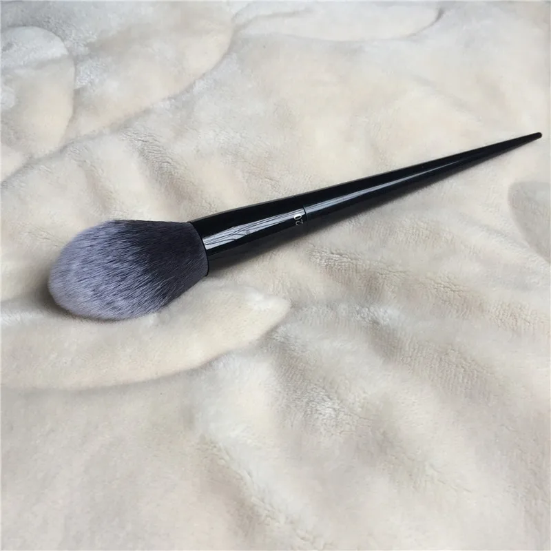 KVD Lock-it Edge Powder Brush #20 _ 1