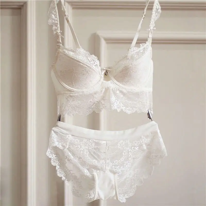 Классическое женское нижнее бельё. Красивый комплект нижнего белья. Белый комплект белья. Комплект mandhari a18964 70b молочный. Белый комплект белья.