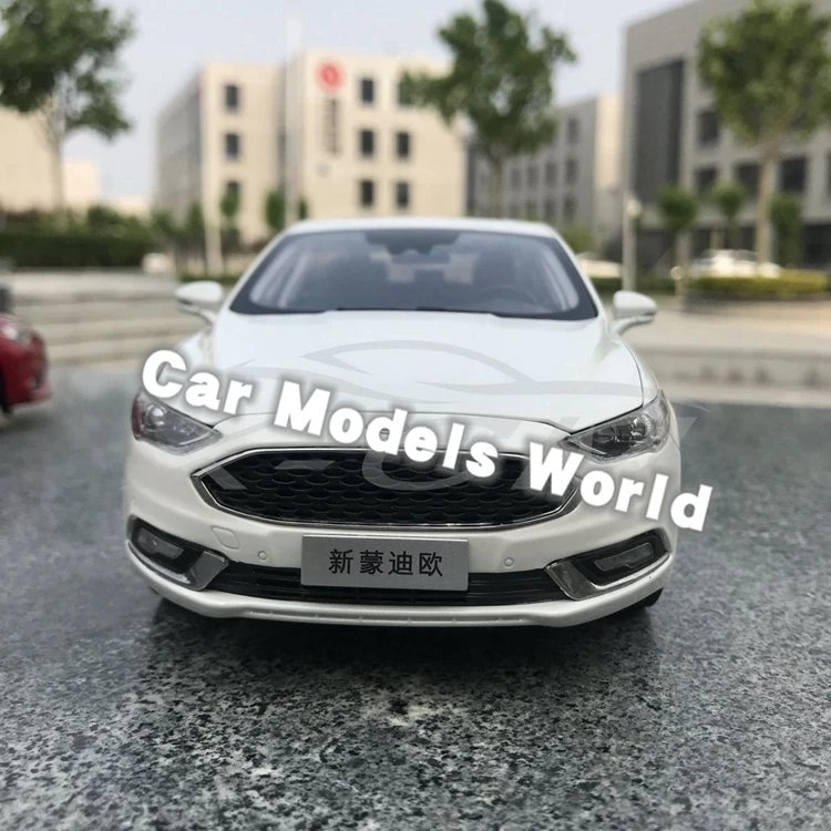 Литая под давлением модель автомобиля для нового Mondeo 1:18(белый)+ маленький подарок