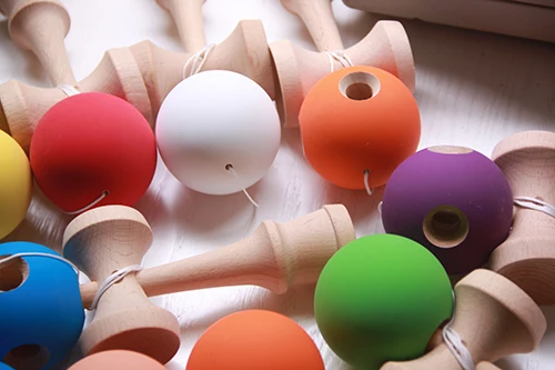 Fedex IP 100 шт kendama матовый бук меч мастерство мяч эластичный шар навыки нефритовый меч резиновая краска высокого трения