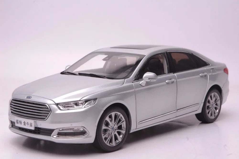 1:18 Модель литья под давлением для Ford taureus 2015 игрушечный автомобиль из серебряного