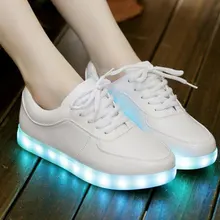 Кроссовки со светодиодной подсветкой для взрослых; большие размеры; Светящиеся женские вечерние туфли; коллекция года; модная повседневная обувь на шнуровке