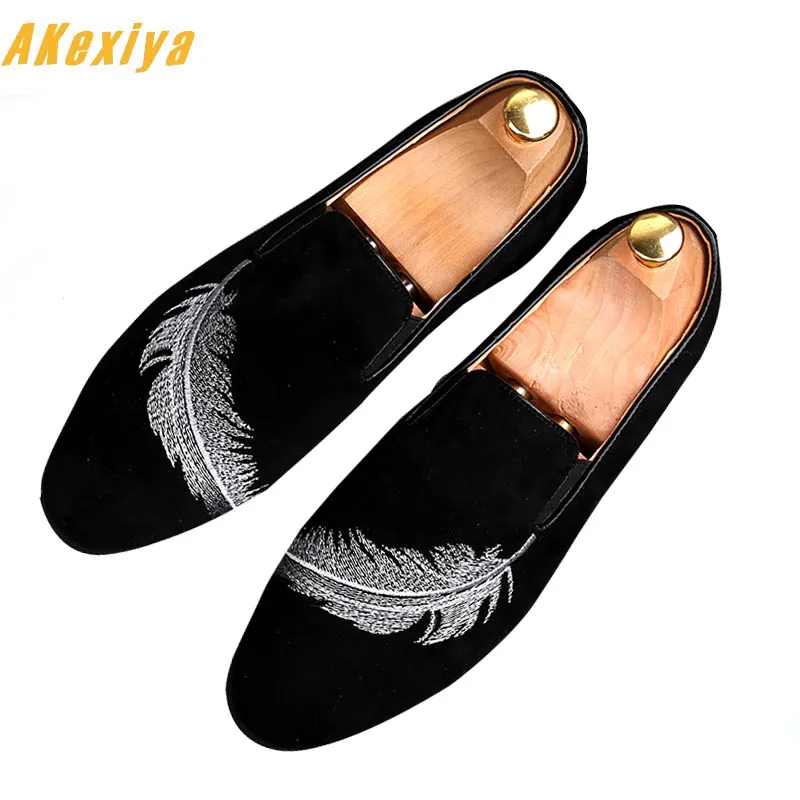 

2018 Men's pointed Feather embroidery flats shoes Homecoming Dress leather Italy Man Wedding formal Gommino Shoes zapatos hombre