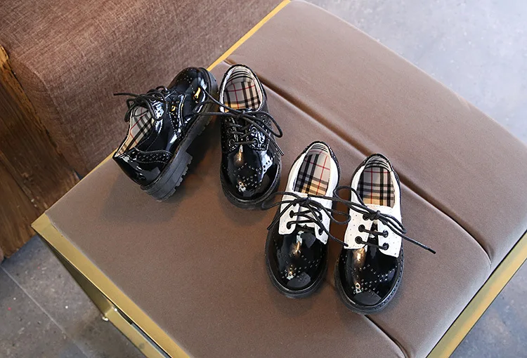 Детская обувь из лакированной кожи; черная школьная форма; Брендовая обувь для мальчиков; вечерние туфли с круглым носком в стиле пэчворк; кожаные модельные туфли для мальчиков