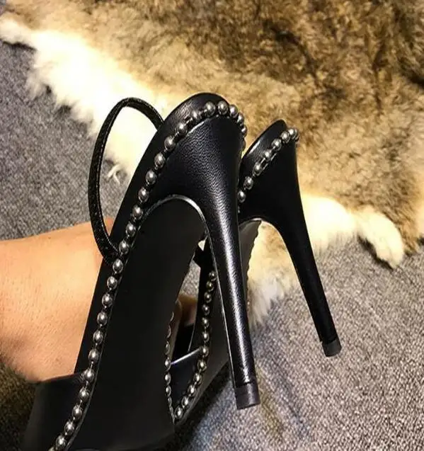 Популярные Модные пикантные туфли в римском стиле с острым носком из спилка черного цвета; женские туфли-лодочки без застежки на тонком каблуке; деловые свадебные туфли