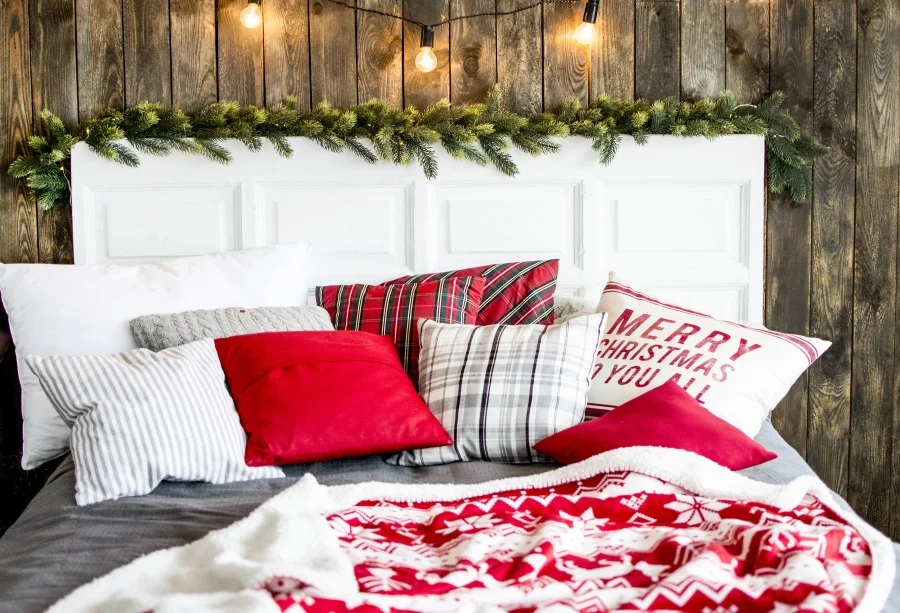 

Laeacco Christmas Backdrops Headboard Bed Pillow Wooden Wall Bulb Pine Wreath Interior Photographic Backgrounds Photo Studio