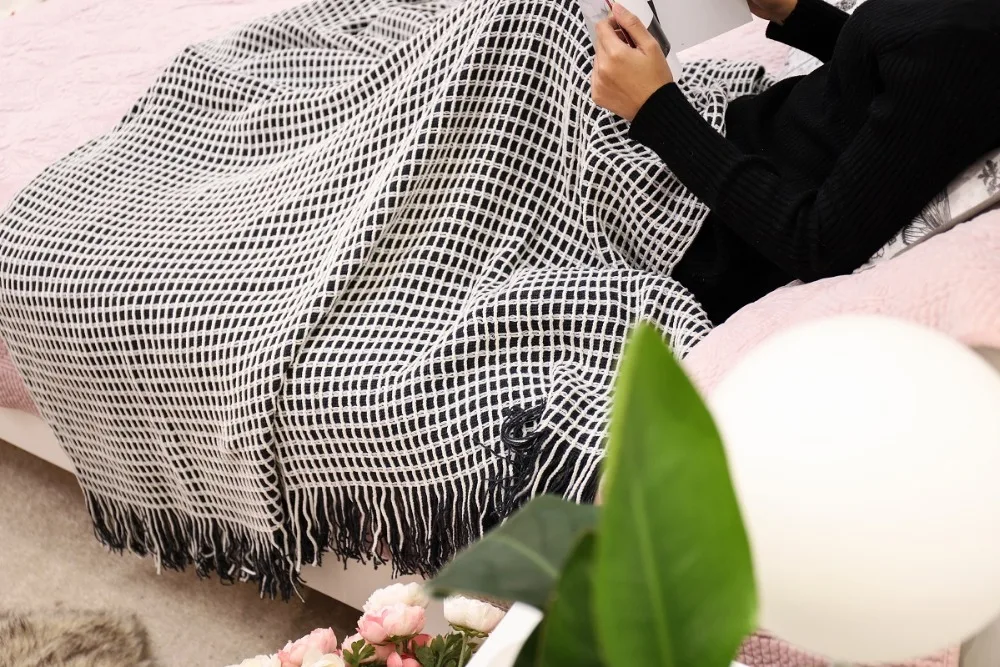 Battilo облегченное вафельное переплетенное массивное трикотажное одеяло для дивана, темно-синее и белое