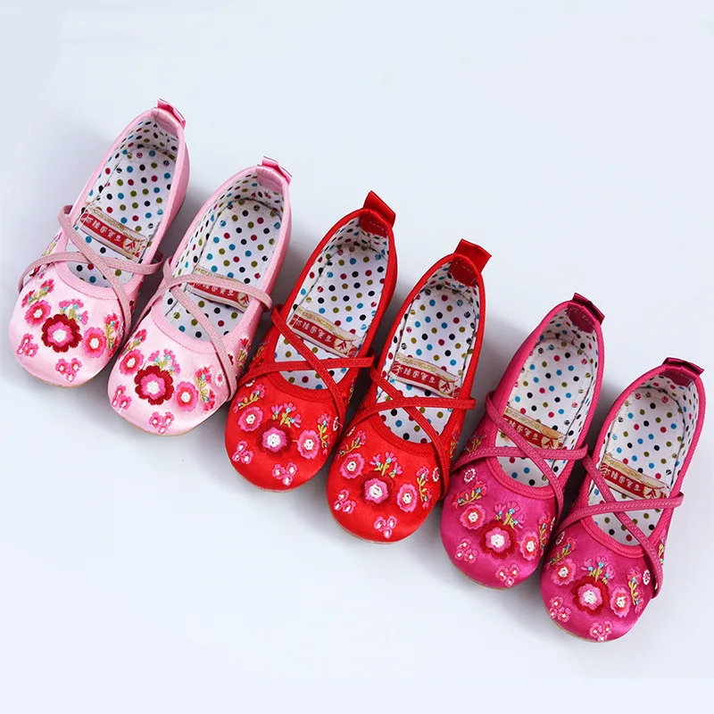 Cute children cloth casual shoes for girls embroidered shoes 2019 Fall Retro girls Chinese style flat shoes For kids show shoes Cute children cloth casual shoes for girls embroidered shoes 2019 Fall Retro girls Chinese style flat shoes For kids show shoes