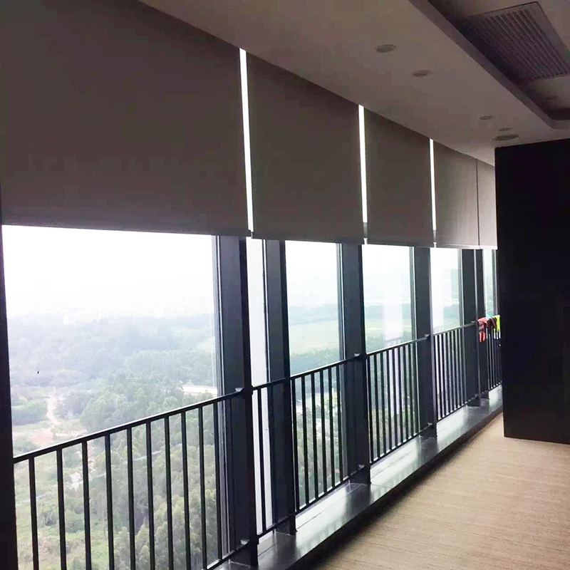 Sombras de rodillo eléctricas con tela, 2,4-2,7 m de ancho, tamaño personalizado disponible, persianas enrollables motorizadas con control wifi