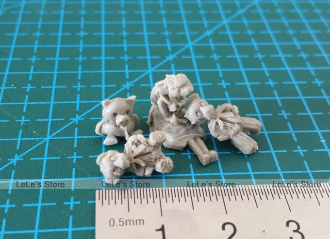 

1/35 Resin Soldier Scene Accessories Stuffed teddy bear Pigs and little Girl