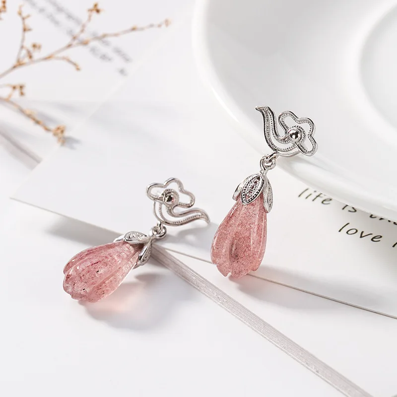 

S925 Silver Embedded Natural Strawberry Crystal Powder Crystal Korean Edition Sweet Baitao Lady Tremella Earrings