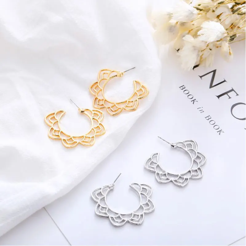

2019 European and American cross-border new earrings creative personality exaggerated nightclub hollow pattern earrings