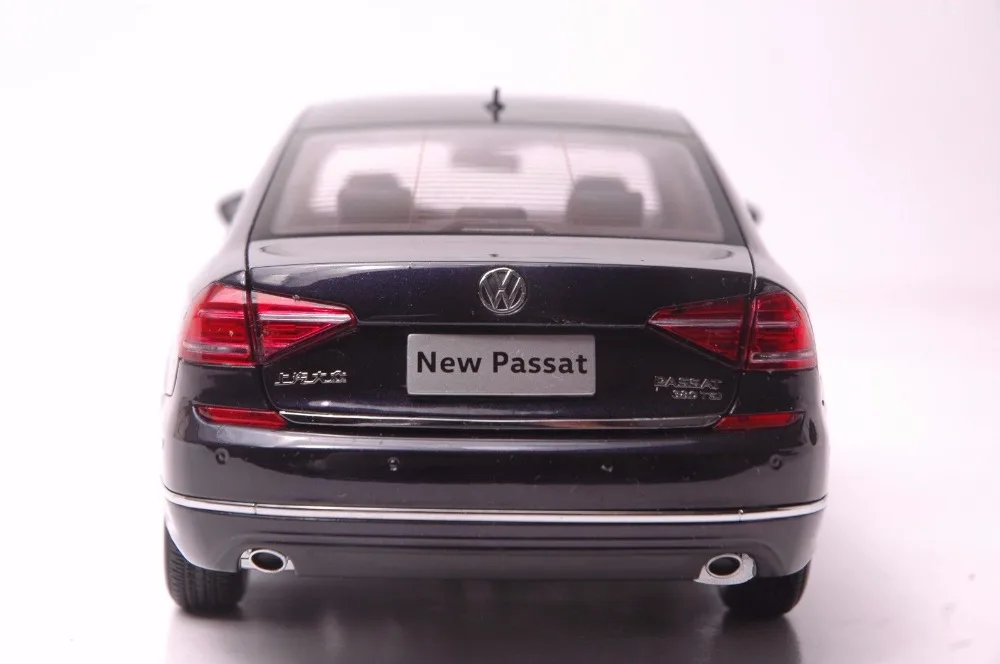 Volkswagen Passat 2016 car model in scale 118 purple (2)