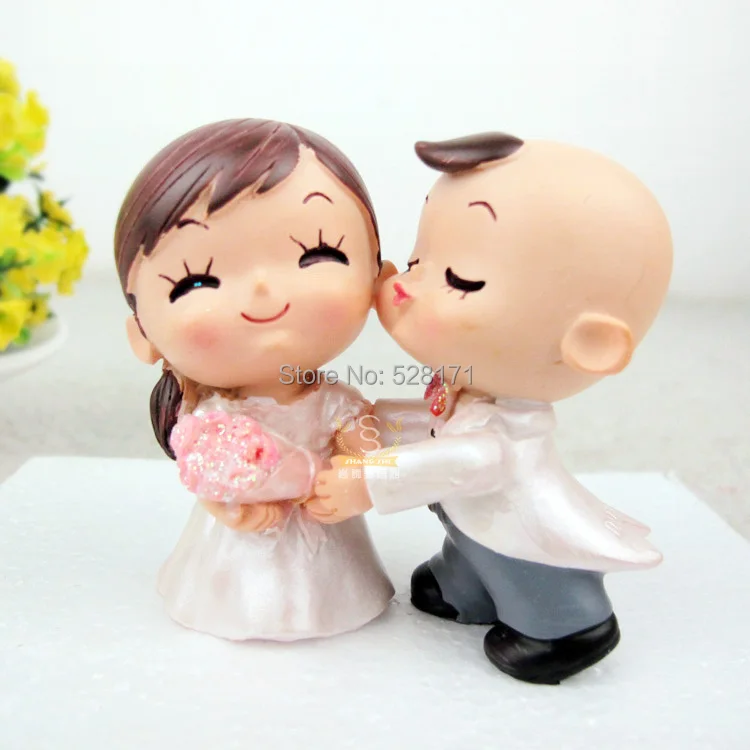 

Yes to the Rose Bride and Groom Kiss Couple Figurine Wedding Cake Toppers
