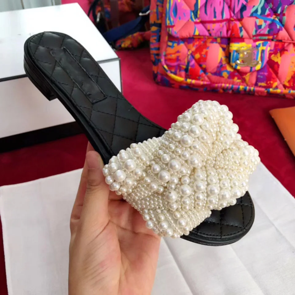 

Elegant Pearl Beading Flat Woman Slippers Outdoor Mules Flip Flop Beachwear Dress Flats Open Round Toe Black White Fashion Shoes