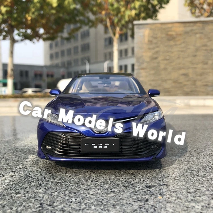 Литая под давлением модель автомобиля для 8-го поколения Camry Hybrid 1:18(синий)+ маленький подарок