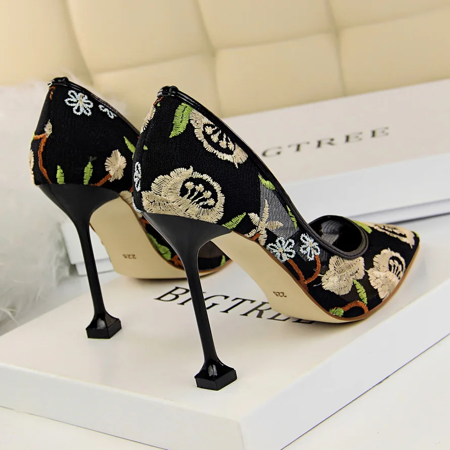 Женская обувь; коллекция года; женские туфли на высоком каблуке с кружевным цветочным узором; классические туфли-лодочки с росписью; свадебные женские туфли на каблуке; zapatos de mujer