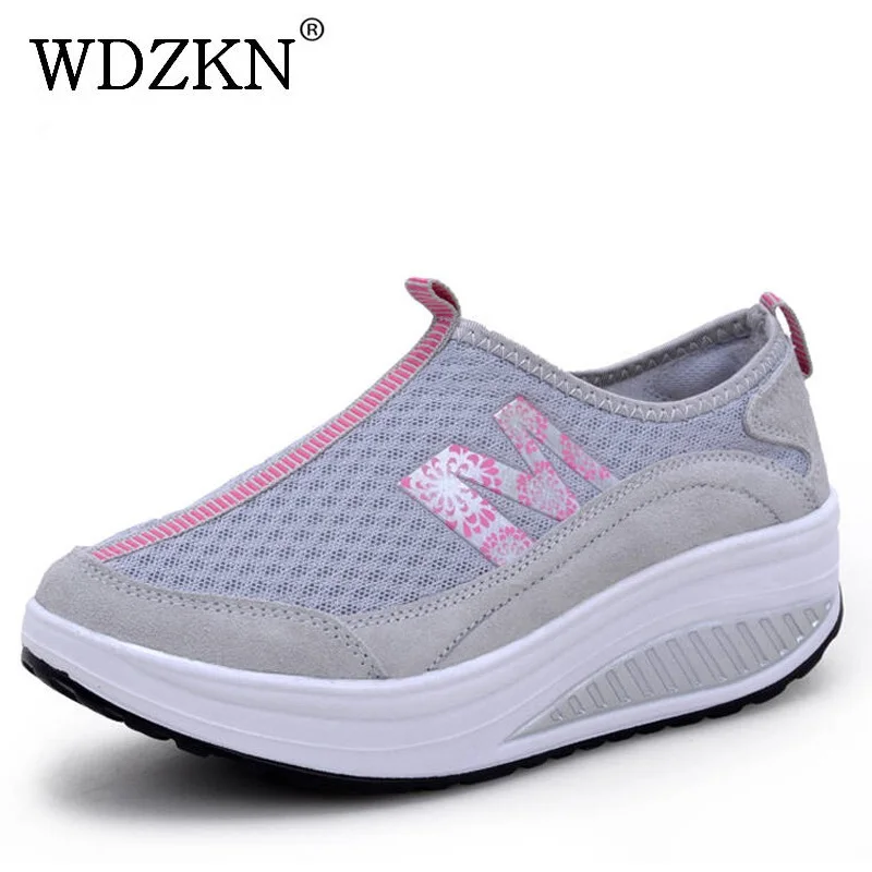 WDZKN النساء حذاء كاجوال خفيفة الوزن زلة على منصة إسفين حذاء رياضة المرأة تنفس الهواء شبكة الصيف الأحذية سوينغ Tenis Feminino WDZKN النساء حذاء كاجوال خفيفة الوزن زلة على منصة إسفين حذاء رياضة المرأة تنفس الهواء شبكة الصيف الأحذية سوينغ Tenis Feminino