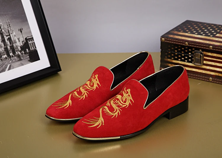 Мужские замшевые туфли с цветочной вышивкой красные повседневные деловые лоферы